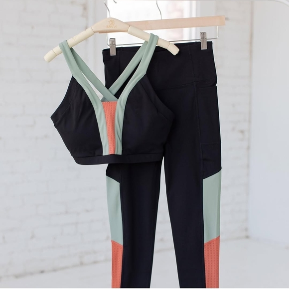 SAVVI Lauren Mesh Crossback Sports Bra Medium Black Peach Green( Ish) - Picture 3 of 5